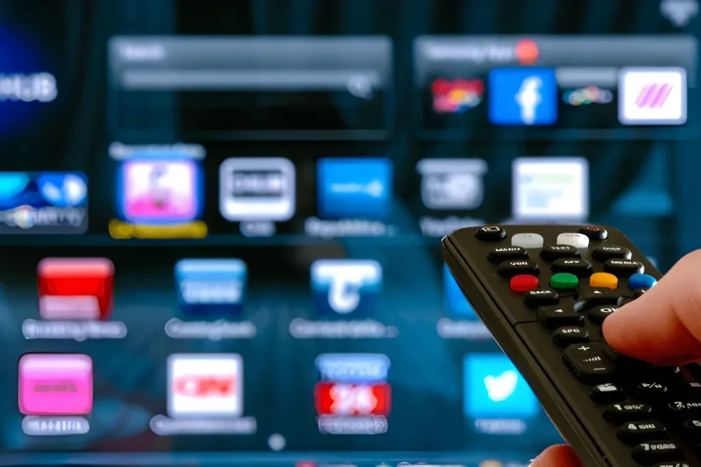 Fernbedienung vor einem Fernseher